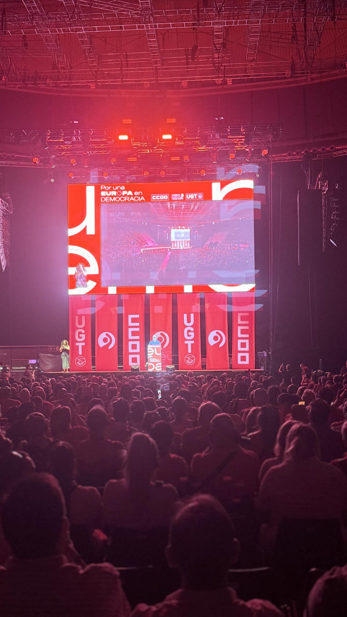Pantalla gigante del escenario central